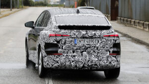 Audi Q4 Sportback e-tron (камуфлированный) - задняя часть