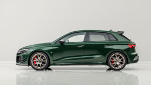Audi RS 3 Competition Limited - боковая студия.
