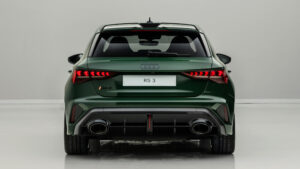Audi RS 3 Competition Limited - полная задняя студия.