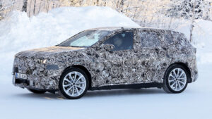 BMW iX1 - с передним углом.