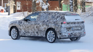 BMW iX1 - задняя часть под углом.