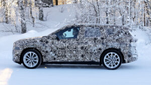 BMW iX1 - боковой профиль.