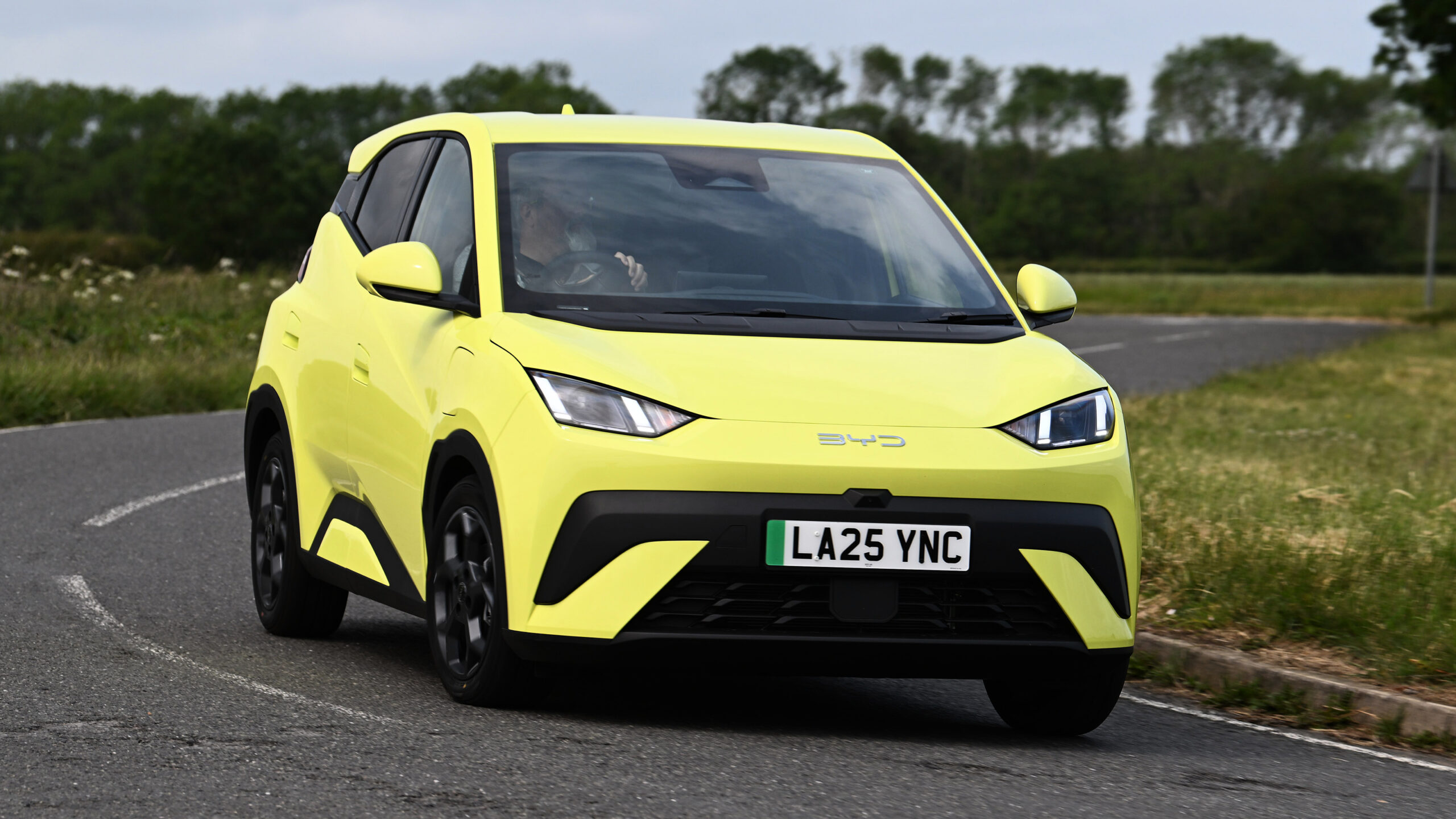 BYD Dolphin Surf Comfort - передние повороты в углу.