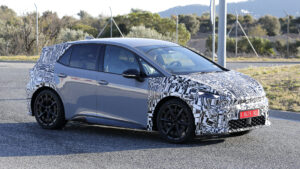 Cupra Born с подтяжкой лица - фронтальный угол.