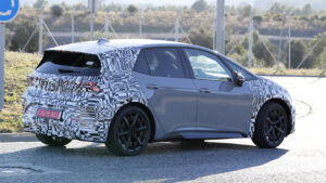 Cupra Born facelift - задняя часть под углом.