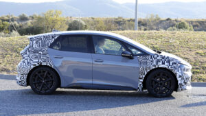 Cupra Born подтяжка лица - боковой профиль.