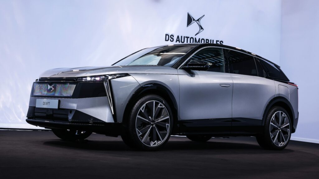 Новый DS No7 ломает обложку с авангардным дизайном и захватывающим интерьером DS No7 - front studio