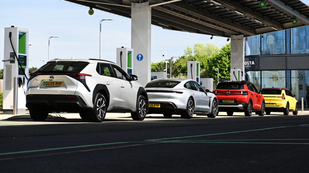 Угроза налога на оплату за милю отталкивает половину автомобилистов от покупки электромобиля Electric car charging mega test - charging rear