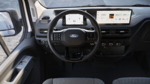 Форд Транзит Сити - приборная панель.