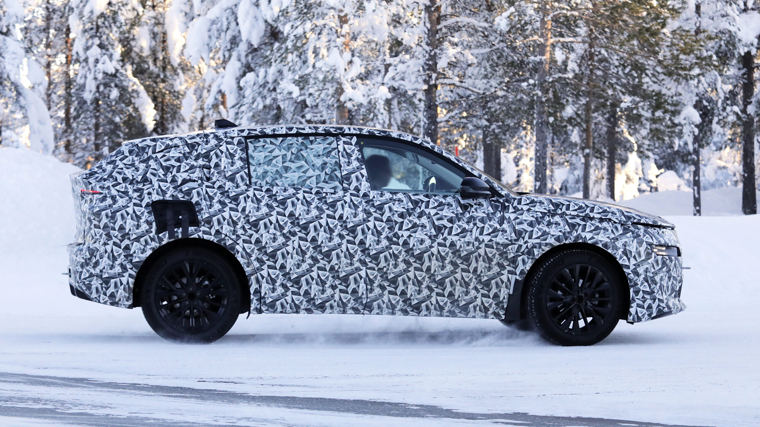 Lancia Gamma SUV (камуфлированный) - сбоку.