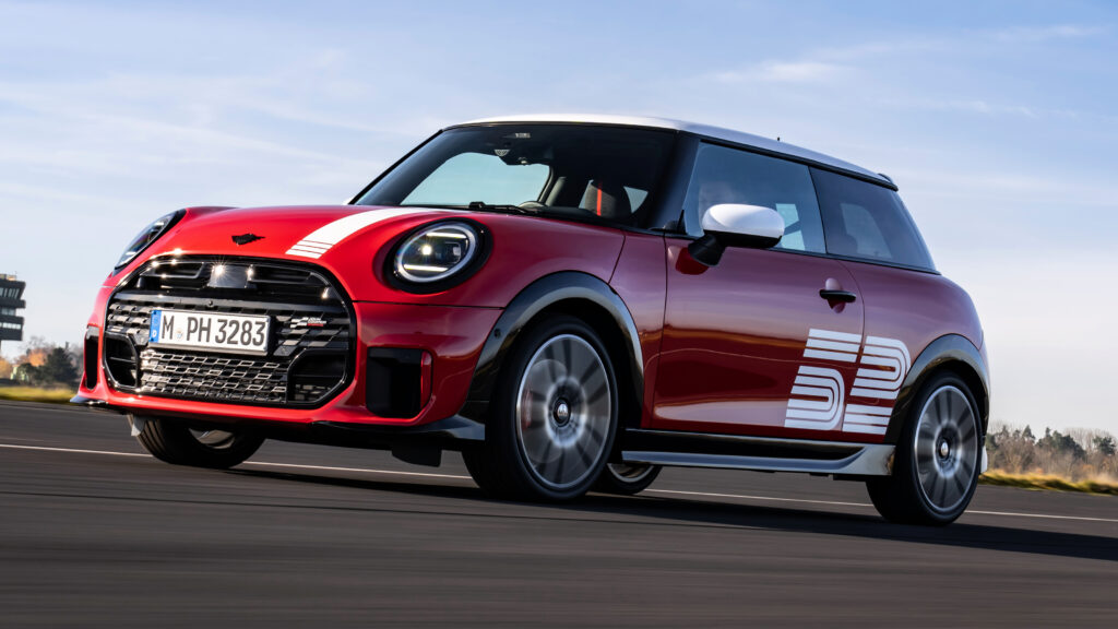 MINI 1965 Victory Edition специальный празднует знаковую победу в ралли, с наклейками MINI 1965 Victory Edition - dynamic front 3/4