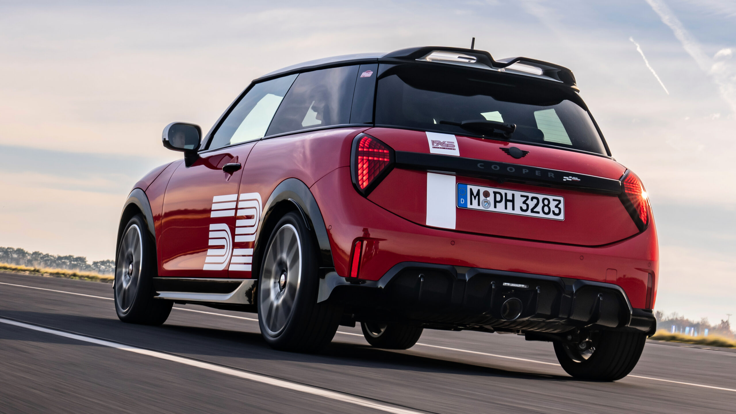 MINI 1965 Victory Edition - динамическая задняя часть 3/4