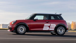 MINI 1965 Victory Edition - динамический боковой профиль.