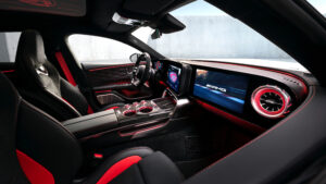 Mercedes-AMG GT 4-дверное купе - передние сиденья.