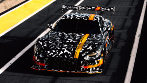 Тейзер Mercedes-AMG GT Track Sport - передняя над головой в пит-лейне.