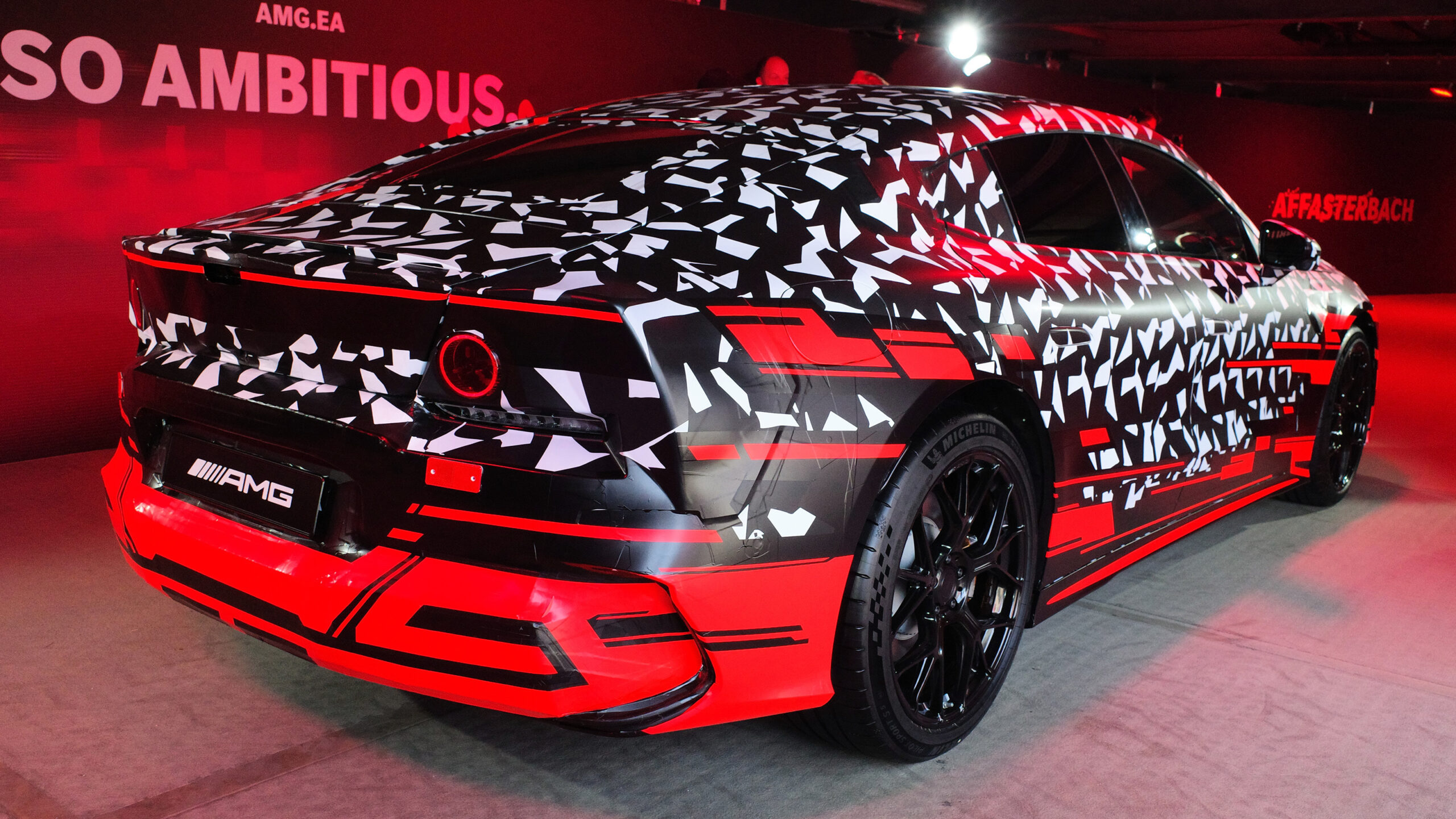 Электрический суперсалон Mercedes-AMG - задняя часть.