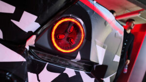 Электрический суперсалон Mercedes-AMG с задним фонарем.