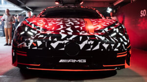 Электрический суперсалон Mercedes-AMG - полный передний фронт.