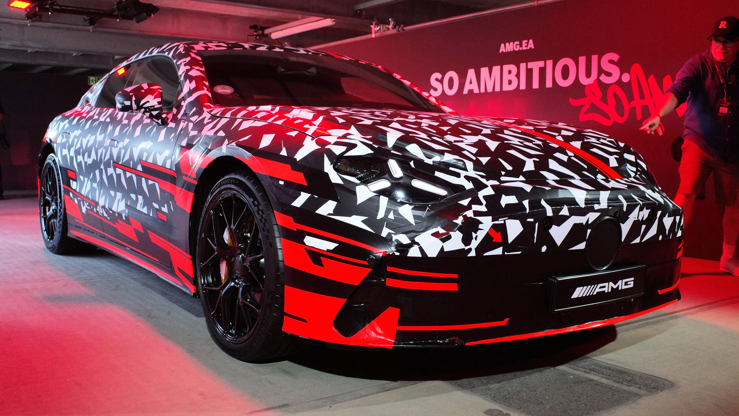 Электрический суперсалон Mercedes-AMG - передний фронт.