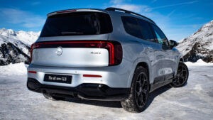 Mercedes GLB 2025 snow - rear static