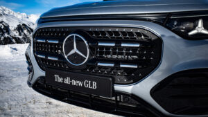 Mercedes GLB 2025 с снегоуборочной решёткой.