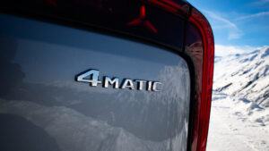 Mercedes GLB 2025 снег - задняя деталь задней части.