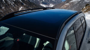 Mercedes GLB 2025 с снежной крышей.