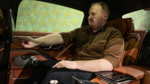 Эллис Хайд сидел в Mercedes-Maybach S-класса.