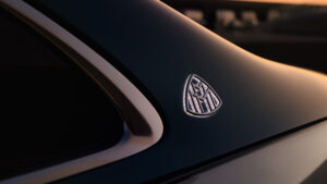 Мерседес-Майбах S-класс - значок Maybach.