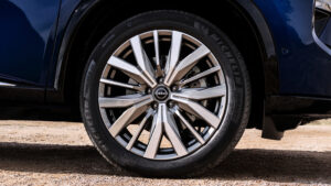 Новый Nissan X-Trail N-Trek - синий с сплавами.