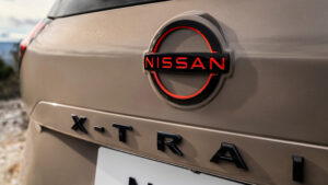 Новый Nissan X-Trail N-Trek - бежевый задний значок значка.