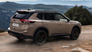 Новый Nissan X-Trail N-Trek - бежевая задняя часть 3/4