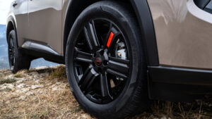 Новый Nissan X-Trail N-Trek - бежевые колеса из сплава.