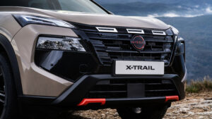 Новый Nissan X-Trail N-Trek - бежевая передняя решетка.