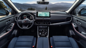 Новый Nissan X-Trail N-Trek - черный интерьер.