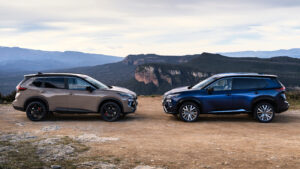 Новый Nissan X-Trail N-Trek - синий и бежевый голова к голове.