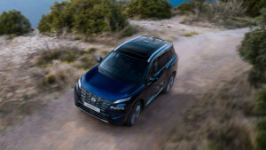 Новый Nissan X-Trail N-Trek - голубой верхний заголовок.