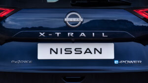 Новый Nissan X-Trail N-Trek - синий задний значок.