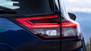 Новый Nissan X-Trail N-Trek - синий задний фонарь.