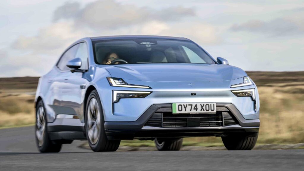 Polestar 4 - cornering, low shot