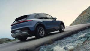 Porsche Cayenne Electric S - задний подъемник.