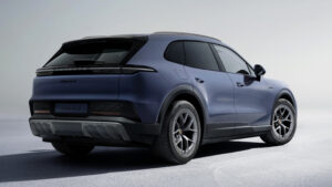 Porsche Cayenne Electric S - студия сзади 3/4