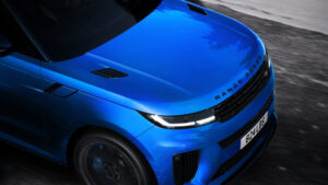 Range Rover Sport SV Ultimate с капотом на заднем плане.