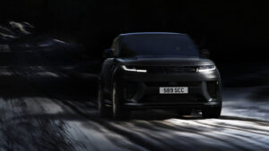 Range Rover Sport SV Ultimate в черном цвете.