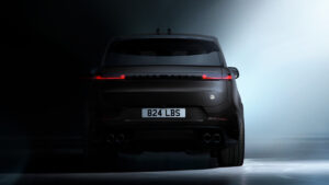 Range Rover Sport SV Ultimate с черной задней частью.