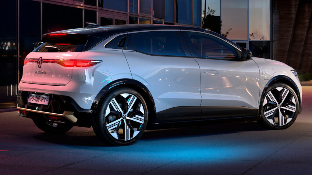 Основная модернизация Renault Megane ожидается в этом году с большим диапазоном и гоночным внешним видом Renault Megane E-Tech Electric - rear static (night)