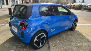 Концепционный фургон Renault Twingo - задняя часть под углом.