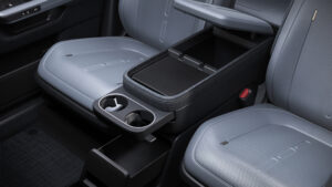 Задние сиденья Rivian R2 на задних сиденьях.