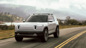 Rivian R2 во время вождения.