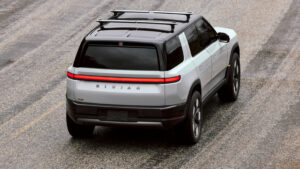 Rivian R2 сзади сзади.